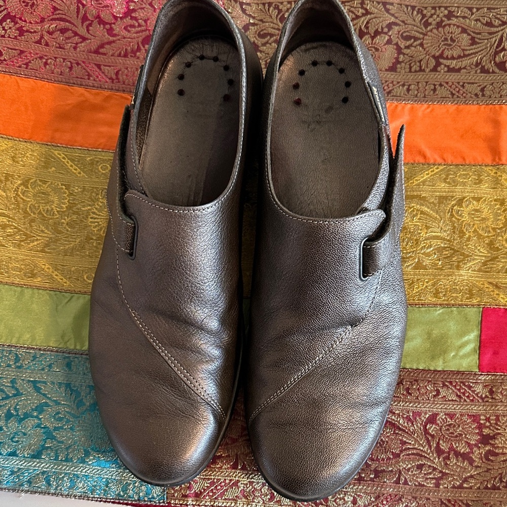 Mephisto Luce Women’s Brown Leather Slip ons with “soft air” technology! Size 10